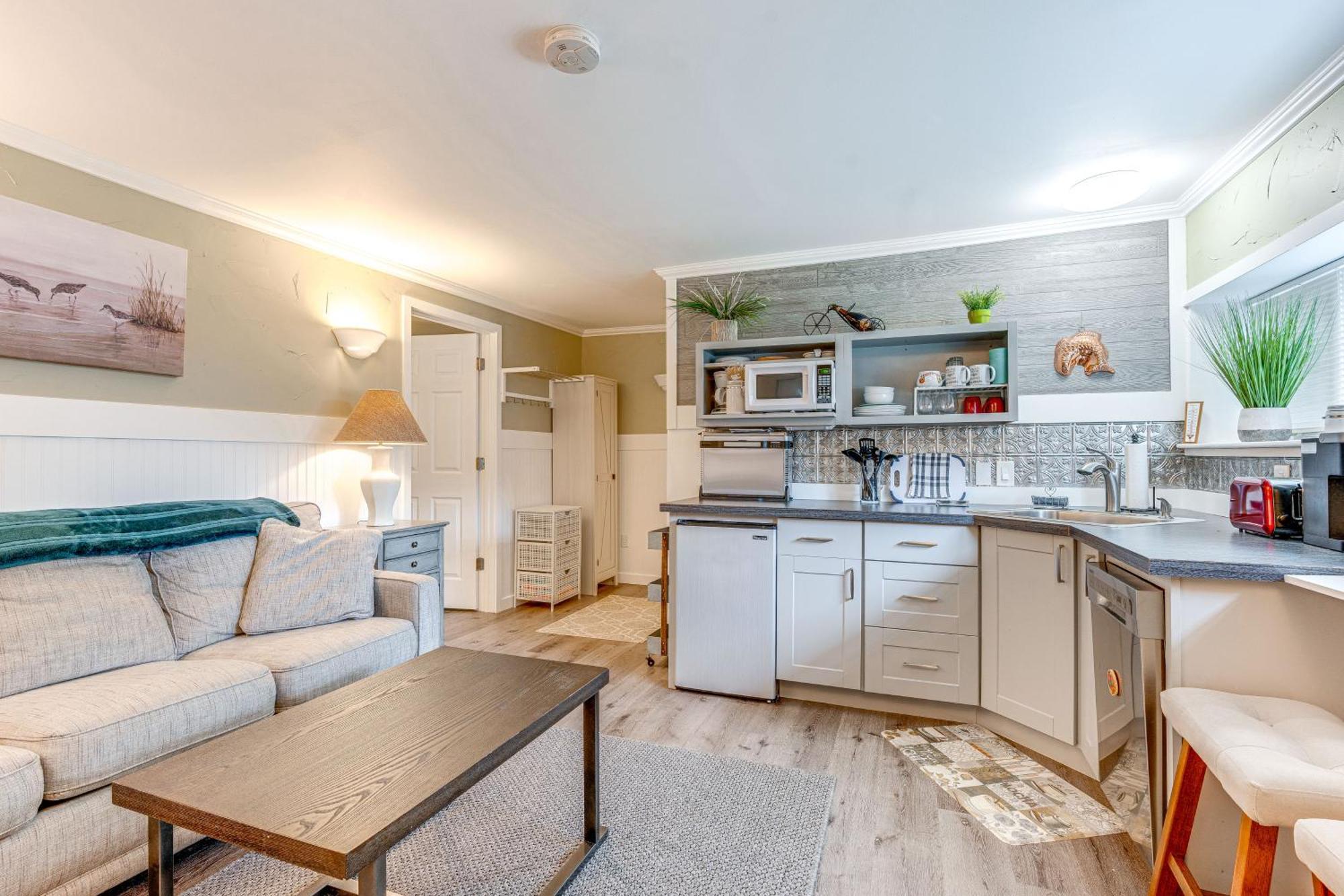 Charming Updated Retreat Walk To Lake Stevens! Exterior photo